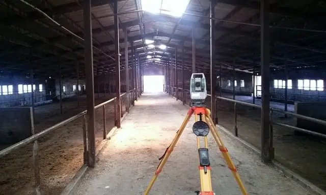 Statív s prístrojom v uličke starého kravína